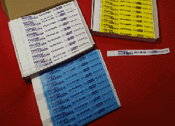 Person2Person. Шелкография синей краской на контрольных браслетах Tyvek® White, Yellow, Neon Blue