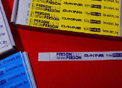 Person2Person. Шелкография синей краской на контрольных браслетах Tyvek® White, Yellow, Neon Blue