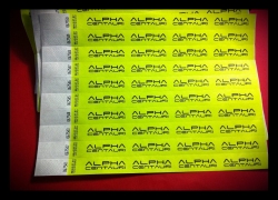 Контрольные бумажные браслеты Tyvek Neon Yellow. Нанесение черной краской. Выполнены для клуба Alpha Centauri, г. Гродно.