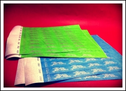 Контрольные бумажные браслеты Tyvek Neon Green, Neon Blue для ночного клуба Plaza, Гомель. Нанесение серебром.